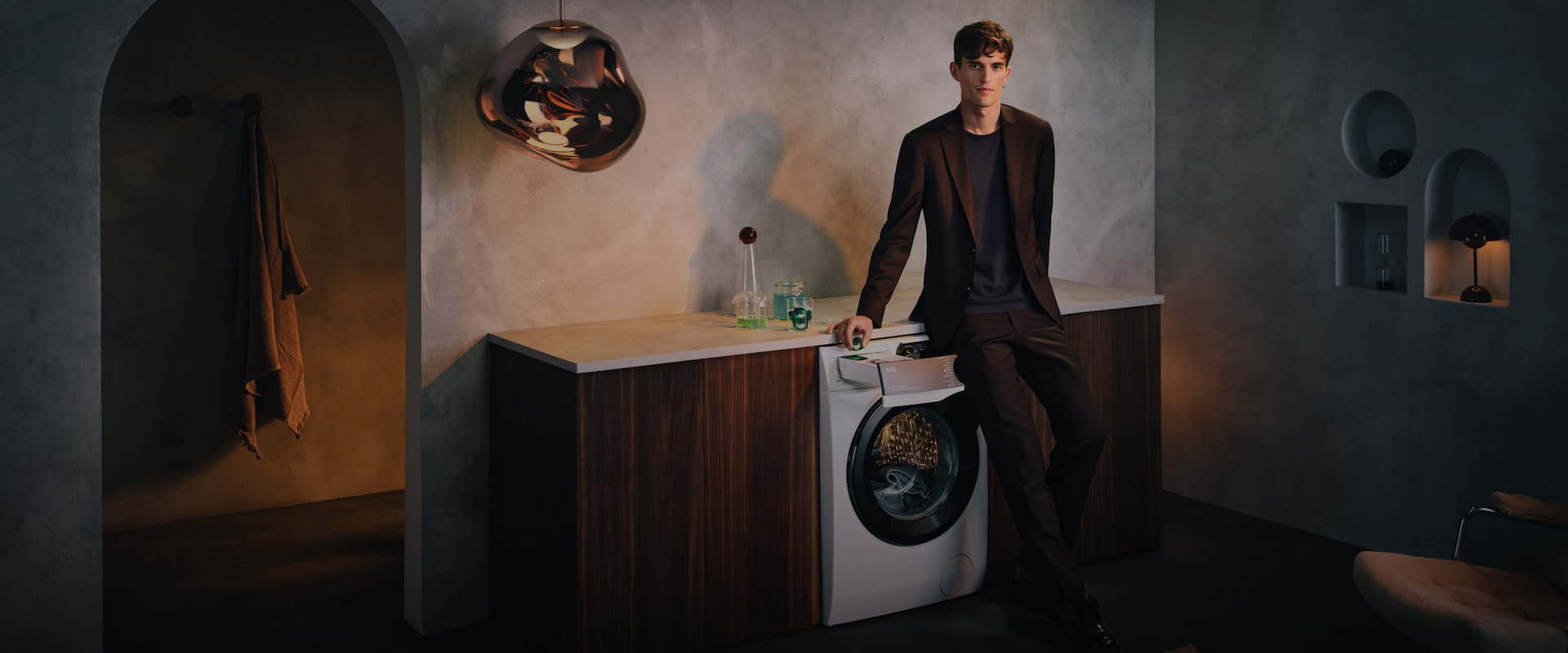 En man lutar sig mot en torktumlare